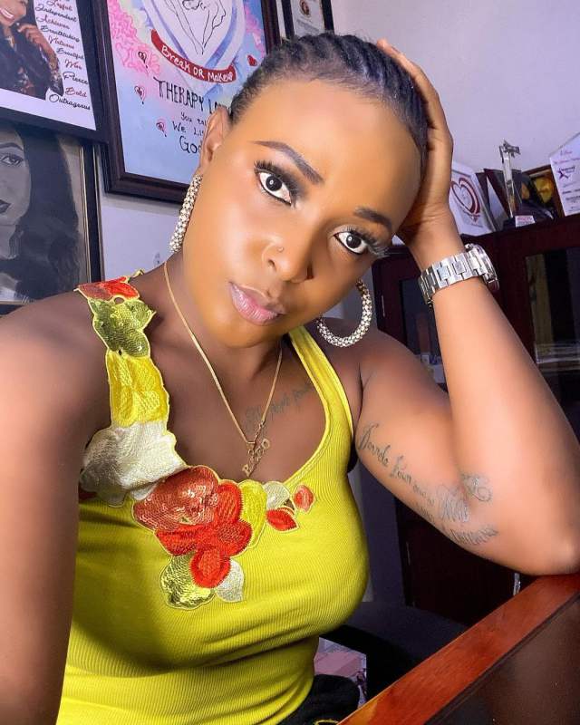 Denrele Edun reacts as Blessing Okoro inks tattoo of his name on her arm (Video)