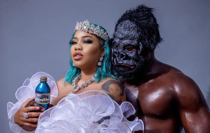 Toyin Lawani’s photographer engages her