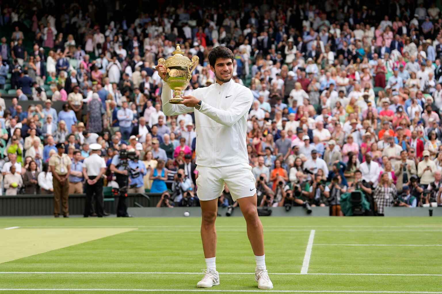 20-yr-old Carlos Alcarez defeats Novak Djokovic to win first Wimbledon title