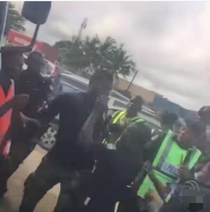 "He knack am gun for head" – Reactions as tall soldier and short policeman fight dirty in public 