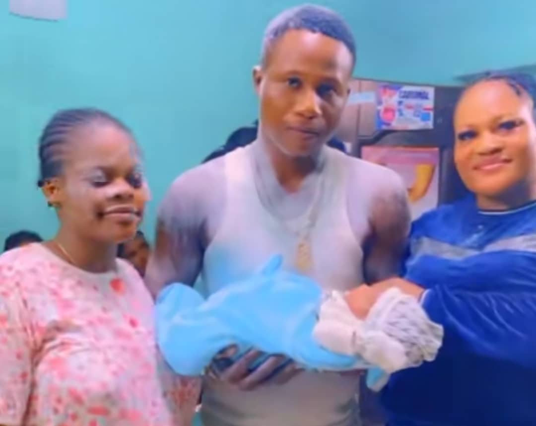 Overjoyed husband, wife bathe in powder, shows off dance moves in hospital as they celebrate arrival of new baby